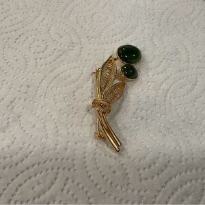 Gold and Jade Green Goldtone Filigree Brooch 60s vintage